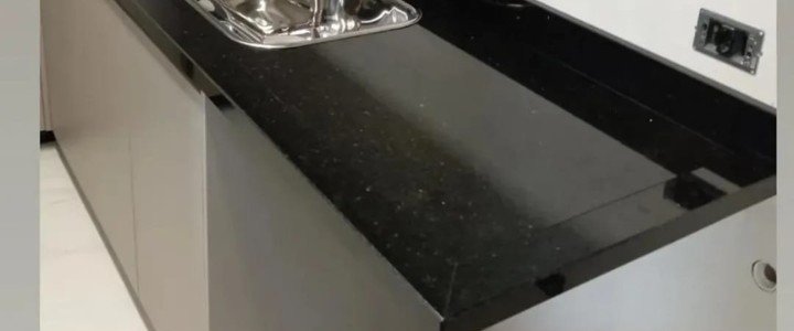 Bancada de granito preto instalada pela Art Bella